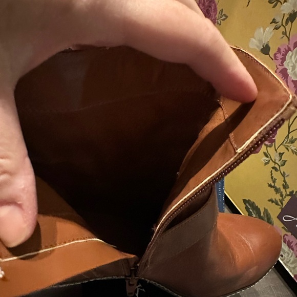 Anne Klein EUC Cognac Leather Ankle Boots - Picture 6 of 10